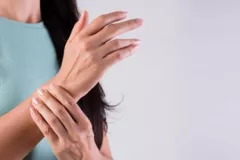 femme mal au poignet