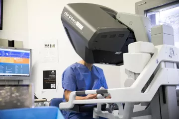 Chirurgie par bras articulés du robot commandés