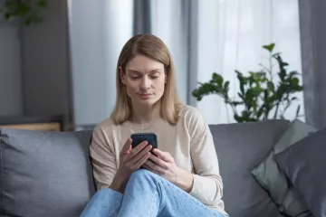Femme consultant son téléphone